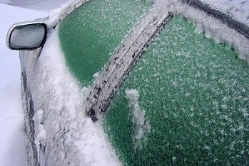 Зимнее примерзание дверей автомобиля.