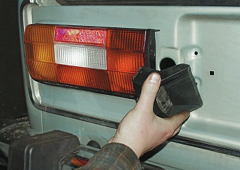 Замена задних фонарей на ВАЗ 2106.