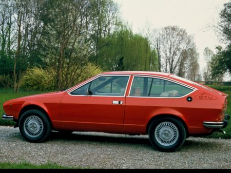 Alfa Romeo GTV 1976 год вид сбоку